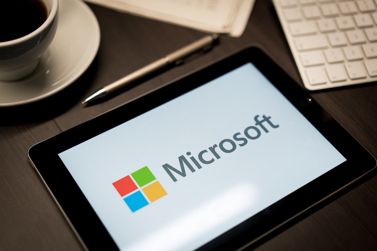 Tablet Microsoft logóval